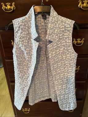 SHEIN Light Blue Textured Floral Sleeveless Vest